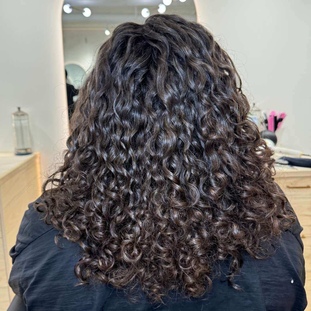 Soothing scalp treatment designed to calm inflammation and itchiness.