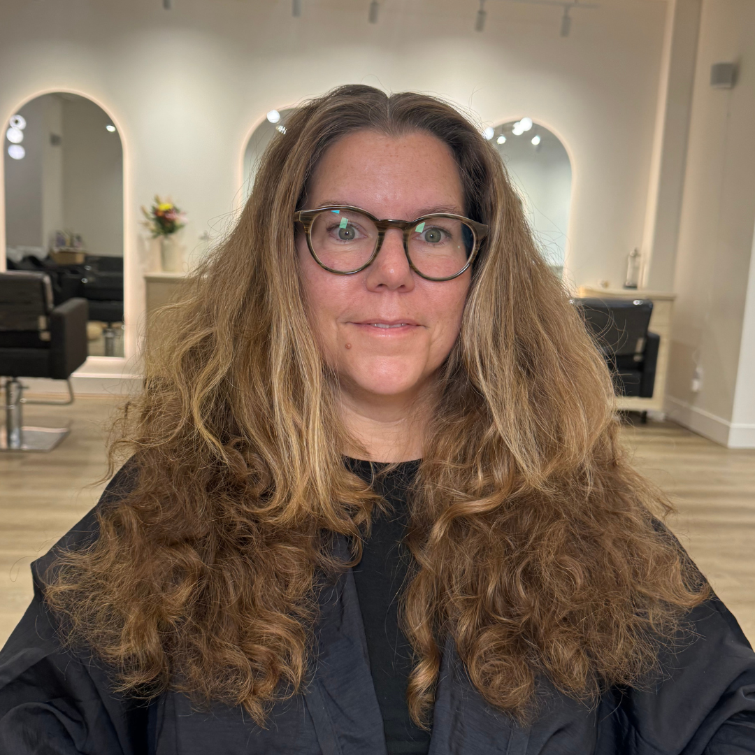 curly hair woman sitting in curly hair salon before the curly cut