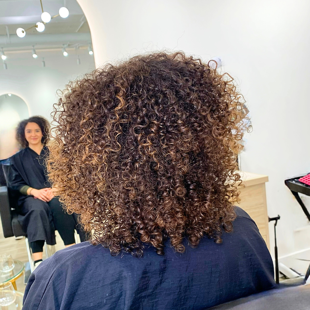 Promotional banner for natural curls and textured hair care services at Descurl Spa Salon